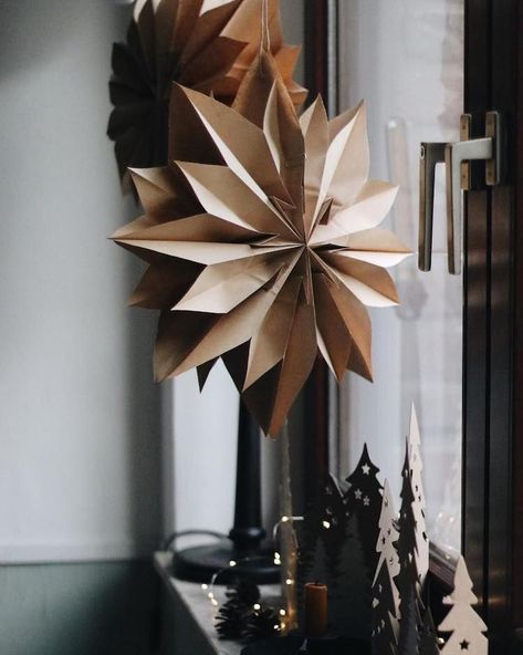 Sweden's Big Christmas Decoration Trend (And You Can Make It Yourself!) Big Christmas Decorations, Winter Hygge, Paper Star Lanterns, My Scandinavian Home, Origami Gifts, Scandi Christmas, Star Diy, Paper Stars, Noel Christmas