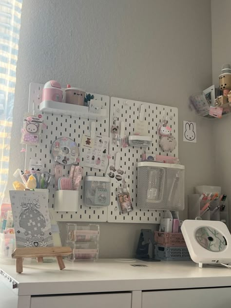 Cute Desks For Room, Ikea Desk Pegboard, Cute Peg Board Ideas, Pegboard Organization Bedroom, Peg Board Decor, Pegboard Decoration Ideas, Pegboard Desk Setup, Desk Board Ideas, Desk Pegboard Ideas