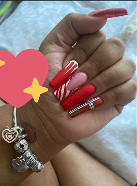 Follow me on ig @chillinbbynailz Christmas Green And Red Nails, Christmas Nail Designs Simple, 23 Nails, Poppin Nails, Xmas Pics, Pretty Tips, Holiday Nails Winter, Natural Nail Polish, December Nails