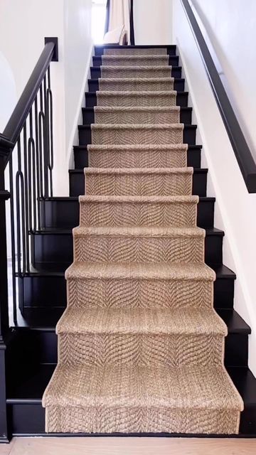 Annie Selke on Instagram: "New season, new look 🍂 @samcramdesign ‘s minimal-yet-stunning staircase showcases how our Natural Wave Runner will dress your steps to impress! 🖤" Unique Stair Runner Ideas, Carpet Runner On Dark Wood Stairs, Black Stairs Runner, Herringbone Sisal Stair Runner, Stair Runner On Dark Wood Stairs, Dark Staircase With Runner, Stair Runner On Landing, Black Staircase With Runner, Staircase Rug