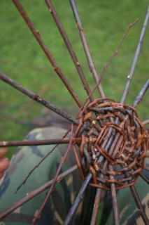 Making Baskets, Basket Tutorial, Basket Weaving Diy, Pagan Crafts, Willow Weaving, Witchy Crafts, Diy Basket, Weaving Projects, Wicker Basket