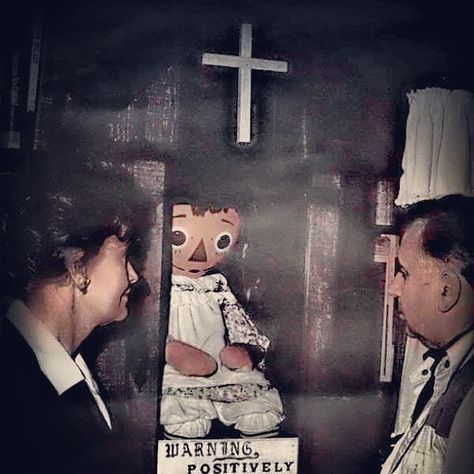 Ed and Lorraine Warren with Annabelle at the Warren Occult Museum, Monroe, CT Ed E Lorraine Warren, Haunted Objects, Creepy History, Annabelle Doll, Lorraine Warren, Creepy Doll, The Boogeyman, Haunted Dolls, Paranormal Investigation