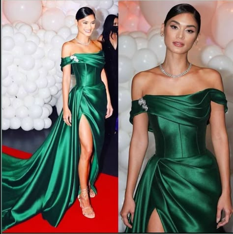 Hunter Green Vintage Dress, Emerald Gown Evening Dresses, Prom Dresses 2022 Emerald Green, Emerald Green Fitted Dress, Emerald Green Dress With Corset, Emerald Off The Shoulder Dress, Emarld Prom Dress, Green Glam Dresses, Emerald Green Gown Dress