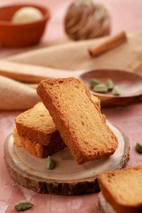 Rusk is such a popular tea snack in India could be related to the fact that it is produced from semolina and wheat, both of which are abundant in the nation. Rusk Photography, Tea Rusk Recipe, Lent Fasting, Bread Loafs, Cookie Photography, Rusk Recipe, Mr Baker, Tea Snacks, Cake Bakery