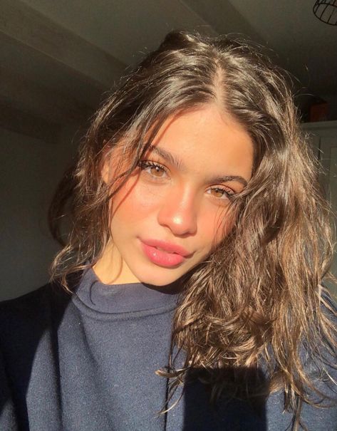 Brown Hair Selfie, Vitamin C Cleanser, Glowing Skin Naturally, Golden Hour Photos, Beautiful Photoshoot Ideas, Natural Glowing Skin, Facial Brushes, Selfie Poses Instagram, Front Hair Styles