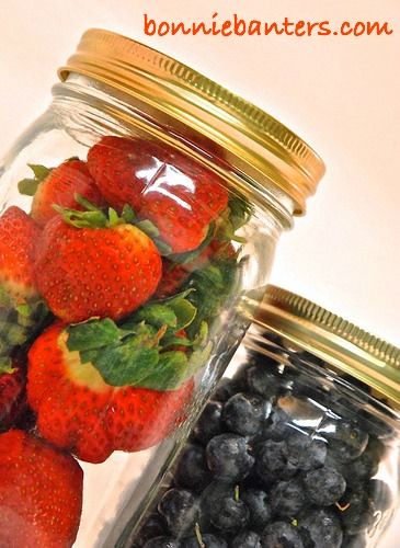 Bonnie Banters: How To Keep Berries Fresh Longer By Storing in Glass Jars Fruit Fresh Longer, Storing Fruit, Fruit Fresh, Fruit And Vegetable Storage, Strawberries Blueberries, Easy Life, Food Saver, Food Info, Fresh Fruits And Vegetables