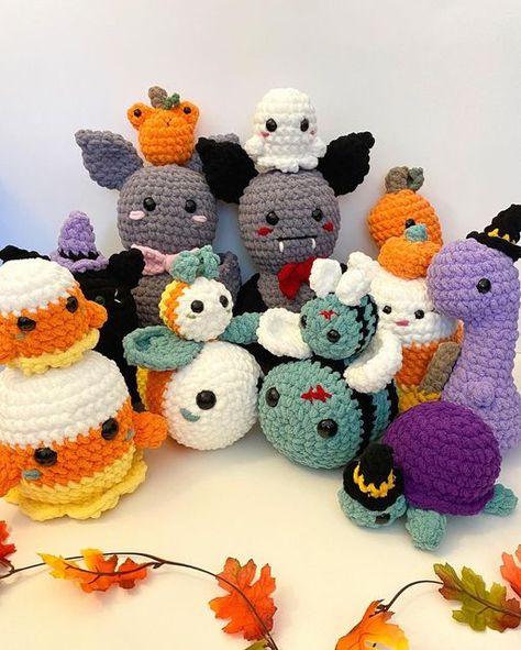 Fall Craft Fair Crochet, Small Arugami, Crochet Pumpkin Stuffed Animal, Fall Crochet Plushie Patterns, Halloween Arigumi, Halloween Crochet Inspiration, Fall Crochet Stuffed Animals, Fall Plushies Crochet, Halloween Crochet Stuffed Animals