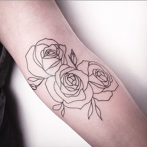 GUTEN MORGEN. SOME ROSES FOR YOU. HAVE A NICE DAY! FOLLOW MY STUDIO ✖️@vadersdye✖️ Rose Outline Tattoo, Dragon Tattoo Chest, Wörter Tattoos, Simple Rose Tattoo, Rose Outline, Outline Tattoo, Samoan Tattoo, Tattoo Rose, 4 Tattoo