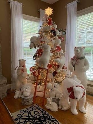 Polo Bear Christmas Tree, Polar Bear Christmas Decorations, Penguin Christmas Tree, Polar Bear Christmas, Christmas Tree Decorating Themes, Tree Themes, Elegant Christmas Trees, Christmas Tree Inspiration, Bear Christmas