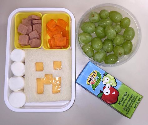 Minecraft lunch, creeper cheese sandwich, marshmallows, Apple/grape juice, grapes Minecraft Lunch Ideas, Minecraft Lunch, Themed Lunches, Packed Lunch Ideas, Lunch Kids, Bento Kids, Kids Packed Lunch, Printable Lunch Box Notes, Lunch For School