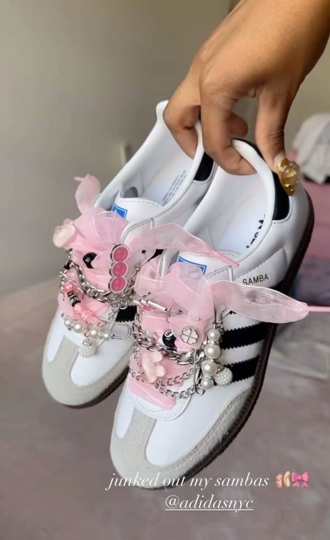 Diy Sambas, Custom Samba, Crocs Fashion, Pretty Sneakers, Diy Sneakers, Creative Shoes, Pretty Shoes Sneakers, All Nike Shoes, Shoes Outfit Fashion