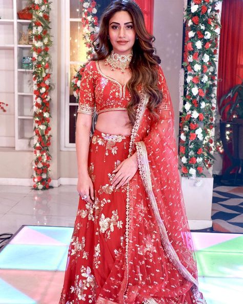 83.1k Likes, 1,574 Comments - Surbhi Chandna (@officialsurbhic) on Instagram: “Sangeet/Shaadi Ready #hinthint #banibaninaagin #banibanidulhan #naagin5 Cannot Miss Saturday-…” Tv Makeup, Cape For Women, Indian Outfits Lehenga, Surbhi Chandna, Lehnga Dress, Lehenga Blouse Designs, Red Flare, Indian Designer Suits, Gaun Fashion