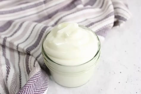 Soften dry skin with this easy homemade whipped tallow balm recipe. This easy diy lotion recipe takes only a few minutes to make and will deeply moisturize dry skin.  Natural skincare for softer skin. Oatmeal Body Butter, Easy Diy Lotion, Diy Lotion Recipe, Tallow Recipe, Whipped Tallow Balm, Diy Skin Care Products, Room Spray Recipe, Diy Natural Beauty Recipes, Diy Oatmeal