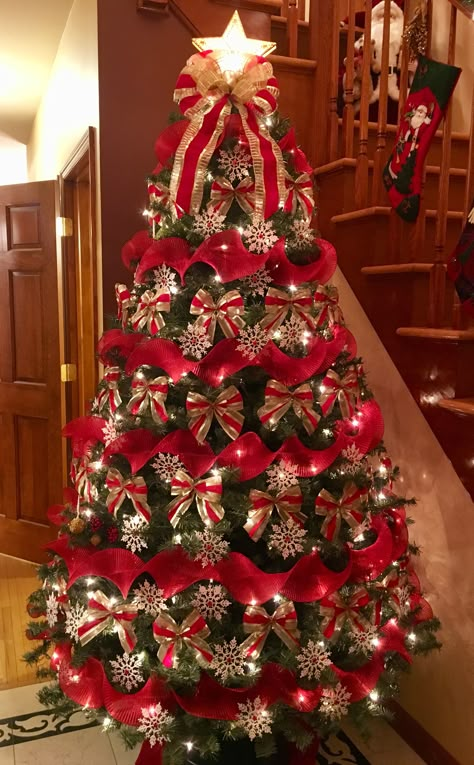 Red And Gold Christmas Tree Ideas, Green And Red Christmas Tree, Red Christmas Tree Decorations, Green And Red Christmas, Christmas Tree Decorating Tips, Christmas Tree Decorations Ribbon, Elegant Christmas Tree Decorations, Christmas Flower Decorations, Christmas Tree Decorated