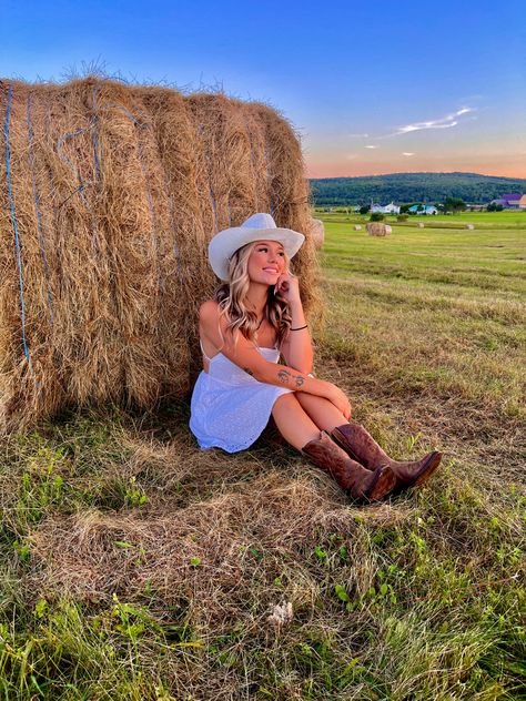 Hay bale photoshoot Haybale Photoshoot, Hay Bale Photoshoot, Cowgirl Photoshoot, Western Photo, Cowgirl Aesthetic, Hay Bales, Photography Senior Pictures, Fall Photos, Senior Pictures