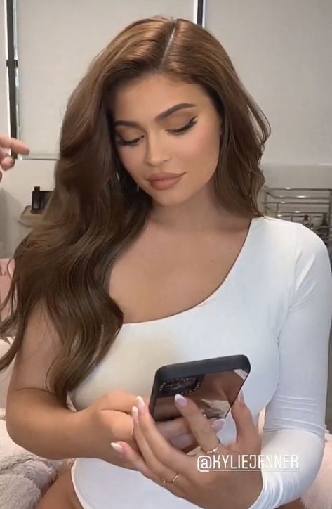 Kylie Jenner Hair Color, Kylie Jenner Hair, Rambut Brunette, Honey Brown Hair, Brown Hair Looks, Brown Hair Inspo, Hair Color Light Brown, Hair Color Auburn, Honey Blonde Hair