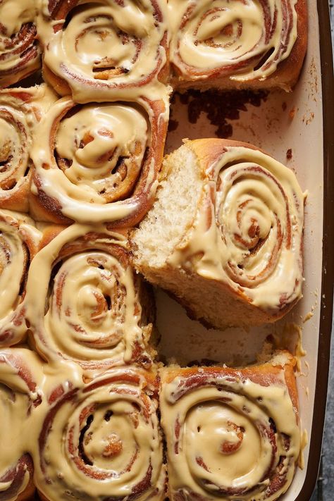 Christmas Morning Gingerbread Cinnamon Rolls - Baker by Nature Gingerbread Cinnamon Rolls, Cinnamon Rolls Christmas, Cinnabon Rolls, Baker By Nature, Gingerbread Recipe, Christmas Brunch, Puff Pastry Recipes, Christmas Breakfast, Sweet Roll