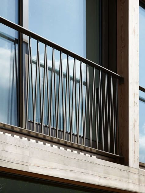 Window Fence Metal Modern, Building Railing Design, Modern Metal Railing Exterior, Balcony Railings Exterior, Metal Railing Balcony, Outdoor Balcony Railing Design Modern, Modern Exterior Railing, Modern Railing Outdoor, Iron Railings Outdoor Balconies