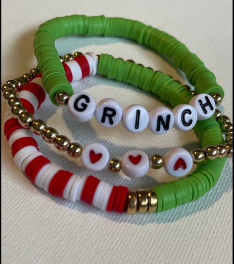 Grinch Beaded Bracelet, Xmas Bracelet Ideas, Grinch Clay Bead Bracelets, Grinch Bracelet Ideas, Winter Beaded Jewelry, Winter Bracelet Ideas, Grinch Bracelet, Bead Projects Ideas, Xmas Bracelets