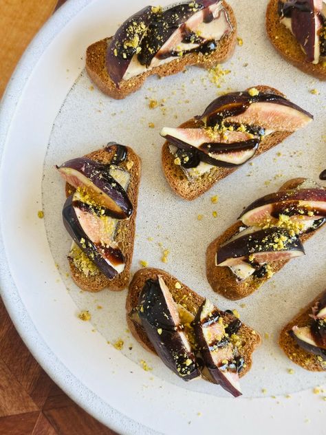 Blue Cheese and Fig Crostini with Balsamic Glaze: A Luxurious Grain-Free, Plant-Based Appetizer Fig Crostini, Plain Bagel, Plant Based Cheese, Gut Microbiome, Balsamic Glaze, Healthy Gut, Blue Cheese, Yummy Appetizers, Grain Free