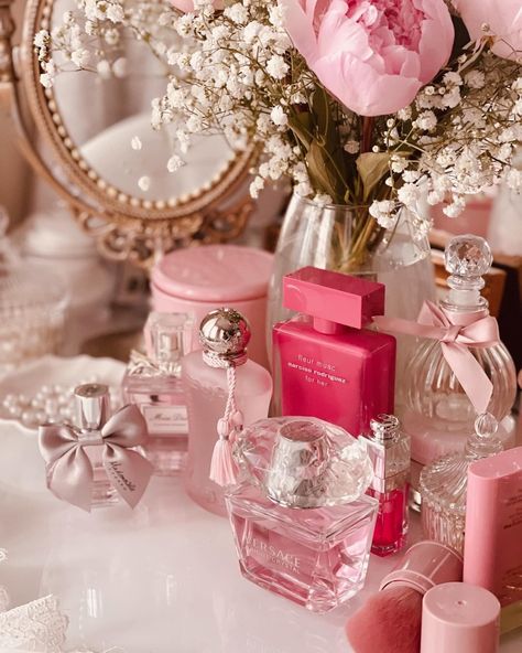 Aesthetic Perfume Collection, Perfume Pink Aesthetic, Girly Vanity, Beauty Shop Decor, Makeup Beauty Room, Chloe Bourgeois, Girly Makeup, Pink Luxury, Girly Fits