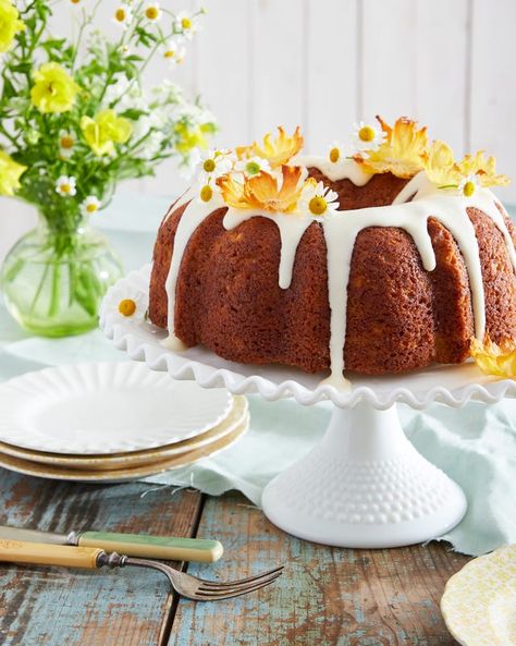 Hummingbird Bundt Cake Hummingbird Bundt Cake, Sock It To Me Cake, Easter Cake Easy, Easter Cake Recipes, Mothers Day Desserts, Sock It To Me, Hummingbird Cake, Southern Desserts, Lemon Bundt Cake