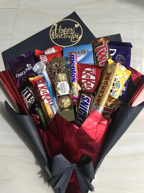 Box Of Candy Gift, Girlfriend Birthday Basket Ideas, Birthday Snack Box Gift Diy, Gummy Gift Ideas, Birthday Basket Ideas For Girlfriend, Chocolate Rapping Idea, Food Gift Hampers Packaging Ideas, Bouquet Of Snacks Gift Ideas, Sweet Packaging Ideas Candy