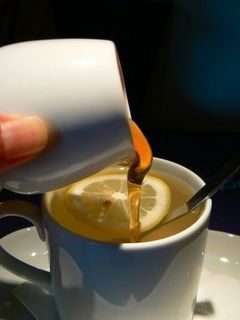 The benefits of drinking warm water with honey and lemon. Back To Nature, Health And Beauty Tips, Health Remedies, Healthy Tips, Get Healthy, Healthy Choices, Healthy Drinks, Healthy Habits, Lemon Juice