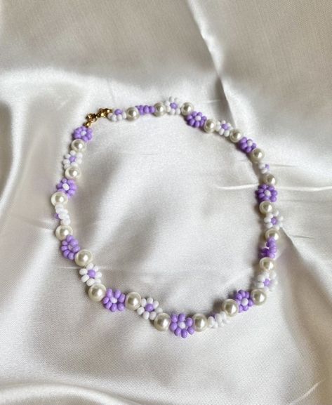 Beaded Necklace Aesthetic, Tiktok Ideas, Necklace Aesthetic, White Lilac, Diy Jewelry Projects, Aesthetic Retro, Beading Jewelery, Bead Charms Diy, Beaded Necklace Diy