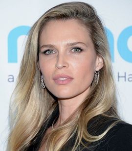 Actress Sara Foster Sara Foster, Perfect Girl, Body Measurement, Bra Cup, Film Industry, Dandruff, Height And Weight, Bra Cups, Character Inspo