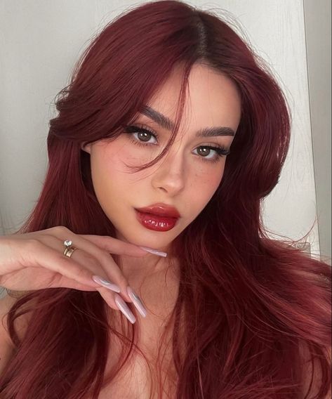 Red Hair Makeup, Cheveux Oranges, Wine Hair Color, Cherry Red Hair, Wine Red Hair, Red Hair Inspo, Wine Hair, Cherry Hair, Dark Red Hair