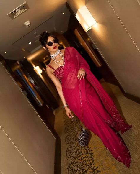 Priyanka Chopra Dons Bulgari Bracelet Of Rs. 31 Lakh With A Vintage Haar For Brother's Wedding Event Bulgari Bracelet, Priyanka Chopra Wallpaper, Manish Malhotra Saree, Brother Wedding, Koffee With Karan, Arjun Kapoor, Red Lehenga, Wallpaper Photos, Wedding Prices