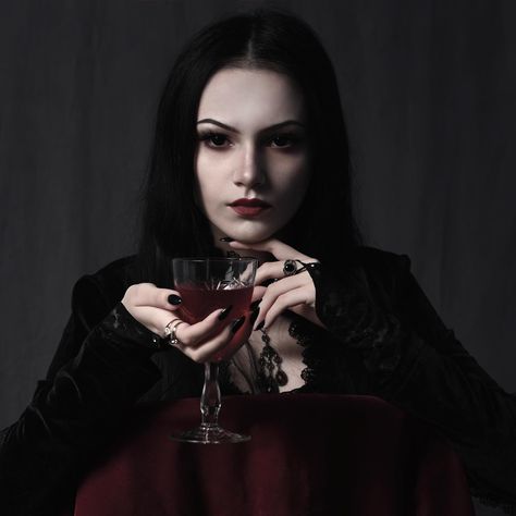 Vampire Photoshoot Ideas, Vampire Photoshoot, Photoshoot Female, Steampunk Pocket Watch, Boho Goth, Vampire Goth, Female Reference, I Drive, Gothic Aesthetic