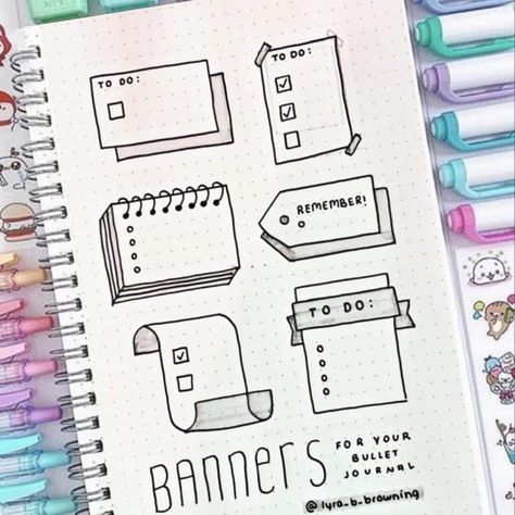 Simple Bullet Journal banners to add some extra decoration to your titles and headers. Simple step-by-step tutorials to add creativity to your Bullet Journal pages. Bullet Journal banner ideas and tutorials for inspiration! #mashaplansw #bulletjournal #headers #banners #bujoinspo #creative Topic Decoration Ideas, Banners For Bullet Journal, Aesthetic Paper Notes, Banner Ideas Aesthetic, Easy Banner Ideas, Bullet Journal Banners, Decor Notebook, Basic Banner, Bullet Journal Yearly