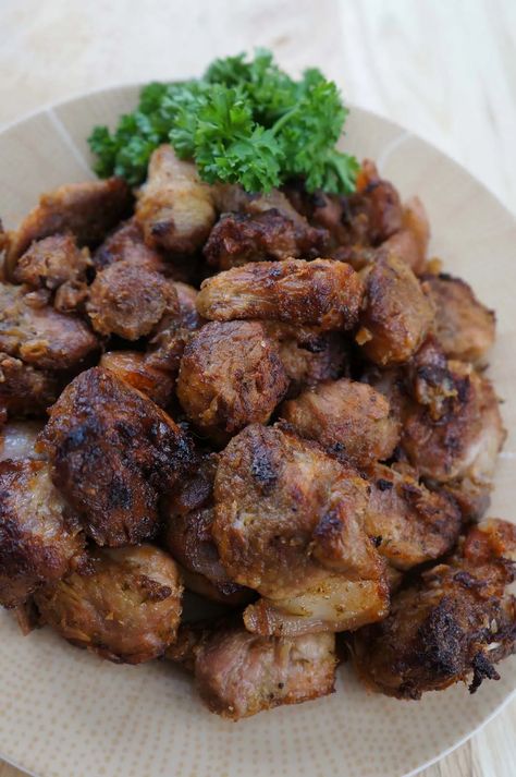 One of the national dishes of Haiti, Griot or fried pork pieces, marinated in herbs and spices, cooked and served with Pikliz. Haitian Griot, Pork Bites, Haitian Food Recipes, Fresh Spices, Low Carb Dessert, Island Food, Fusion Food, Fried Pork, Caribbean Recipes