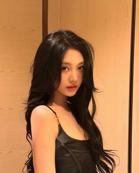 사진 촬영 포즈, Black Mamba, Kpop Girl Groups, Movie Night, Instagram Update, Role Models, Pretty Woman, Hair Inspo, Kpop Girls