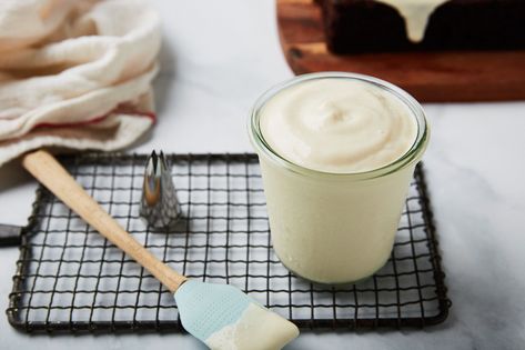 This creamy vegan frosting recipe is made with tofu as a base and with a reduced amount of sugar to keep it a bit healthier. Tofu Frosting, Vegan Frosting Recipe, Fat Free Vegan, Whipped Cream Recipe, Vegan Frosting, Tofu Recipes Vegan, Whole Foods Vegan, Recipes With Whipping Cream, Vegan Tofu