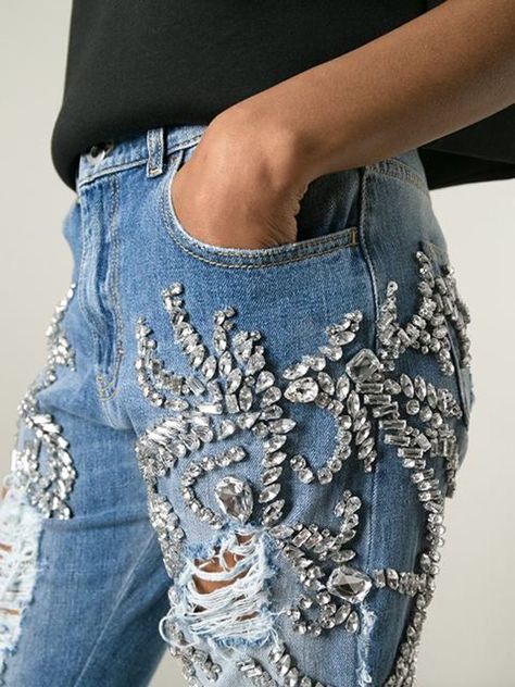 12 inspiring ways to wear the DIY denim trend - FASHION Magazine Jean Diy, Mode Tips, Moda Denim, Embellished Clothing, Denim And Diamonds, Diy Jeans, Jeans Outfit Ideas, Mode Boho, Embellished Denim