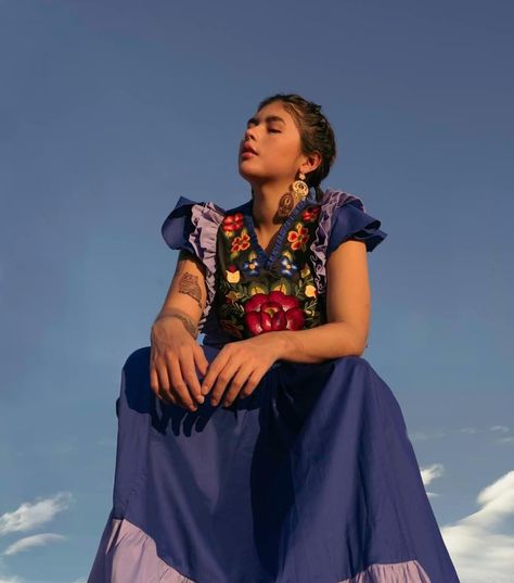 South American Outfits, Mexican American Aesthetic, Latinx Photography, 90s Mexican Fashion, Latina Dress Outfits, Mexican Fashion Modern, Mexican Photoshoot, Mexican Traditional Clothing, Mexican Bohemian