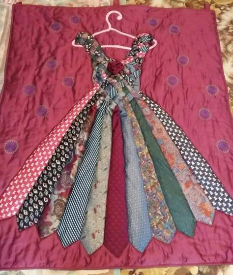 Old Neck Ties, Diy Karneval, Diy Necktie Projects, Necktie Quilt, Tie Pillows, Necktie Crafts, Tie Ideas, Old Ties, First Quilt