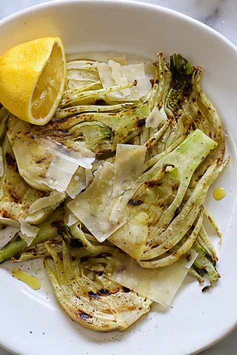 Grilled Fennel with Parmesan and Lemon Grilled Fennel, Fennel Bulb, Grilled Lemon, Fennel Recipes, Ww 1, Fennel Salad, Healthy Clean Eating, Parmigiano Reggiano, Lemon Recipes