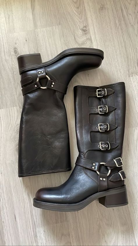 Biker Boot outfits, anyone? This shoe trend is here to stay this fall and here's how all the best ways you can style (*hint* with things you already own). Click through to continue reading! Miu Miu Biker Boots, Miu Miu Boots Outfit, Buckle Boots Outfit, Biker Boots Outfit, Miu Miu Boots, Boots Biker, Shoe Trend, Boot Outfits, Womens High Boots