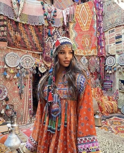 Omani Clothing, Egypt Outfits, Dubai Outfit, Marrakech Style, Morocco Fashion, Egypt Aesthetic, Jewelry Dress, Luxury Couple, Poses Women