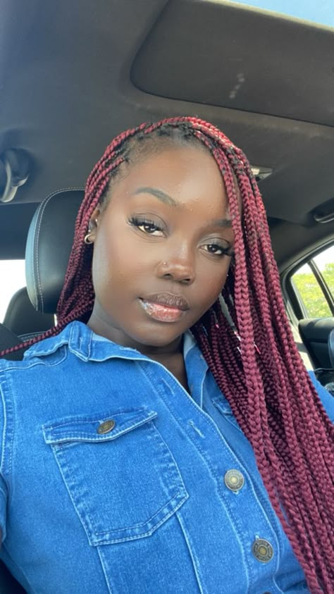 Dark Burgundy Box Braids, 99j Braids Black Women, Knotless Braids Color Ideas Dark Skin, Burgundy And Brown Braids, Dark Skin Braids Color, Burgandy Braids On Dark Skin, Burgundy Hair Black Women Braids, Burgandy Braids For Black Women, Red Braids On Dark Skin