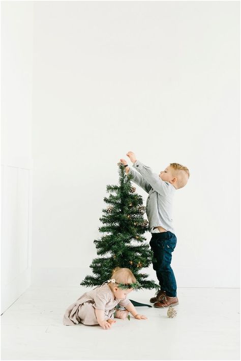 Christmas Mini idea Christmas Photoshoot Kids, Christmas Mini Shoot, Christmas Family Photoshoot, Shooting Studio, Holiday Portraits, Holiday Mini Session, Xmas Photos, Holiday Photoshoot, Family Christmas Pictures