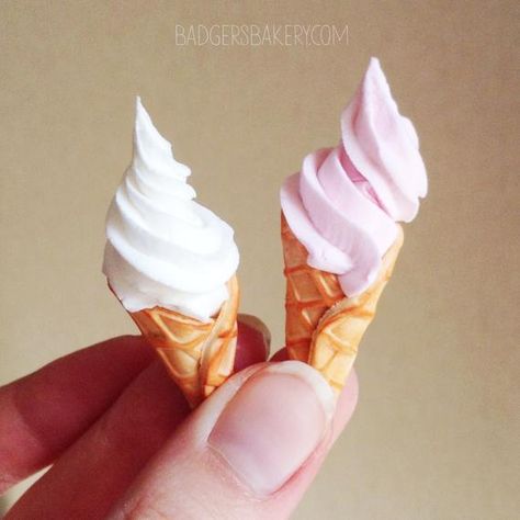 These tiny fake ice cream cones are a perfect summer treat for any collectible doll: BJD, Blythe, Barbie and others. Available in three scales and three flavors, plain or with various toppings. Each piece is 100% handmade of polymer clay - non-edible! 1/6 scale - 3cm (1.2) 1/4 scale - 4.5cm (1.75) Mini Choses, Miniature Ice Cream, Crea Fimo, Doll Props, Summer Sweets, Barbie Food, Tiny Stuff, Serve Ice Cream, Miniature Stuff