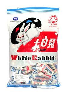 White Rabbit, my favorite candy is creamy and vanilla flavored with a rice paper exterior. White Rabbit Candy, Gummy Candy Kabobs, Rabbit Candy, Asian Candy, Candy Videos, Milk Candy, Coconut Candy, Cream Candy, White Rabbits