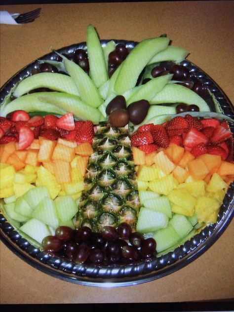 palm tree fruit tray, best fruit & veggie vegetable tray ideas, fun fruit and veggie ideas, fun food for kids, healthy snacks for kids parties, kid party food, fun holiday food, fruit & veggies for holidays parties celebrations special occasions Beach Theme Fruit Display, Food Tray Ideas, Luau Ideas, Fun Holiday Food, Palm Tree Fruit, Fruit Platter Designs, Vegetable Tray, Decorações Com Comidas, Fruit Display