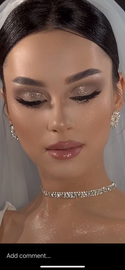 Formal Inspo Makeup, Dreamy Look Makeup, Quince Makeup Glitter, Makeup Ideas Champagne, Simple Glam Makeup Looks, Prom Makeup Glitter, Light Smokey Eye Makeup, Makeup For Blue Dress, Champagne Makeup Look