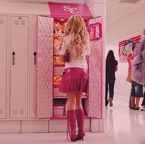 Pink Locker, Sharpay Evans, 2000s Girl, Jessica Day, Daphne Blake, Phoebe Buffay, Regina George, Pink Life, Fantasias Halloween